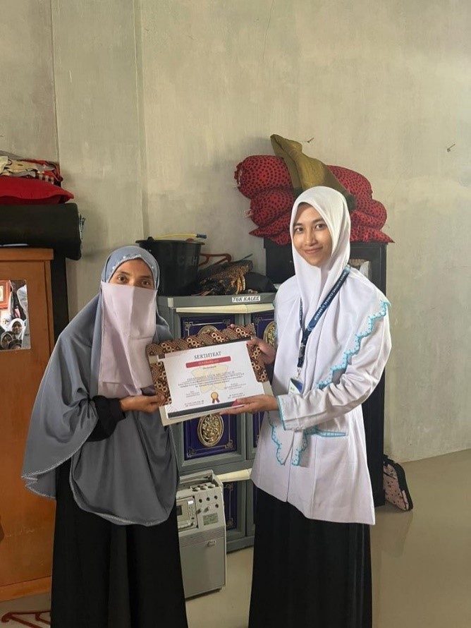 MAHASISWI PROFESI NERS KEPERAWATAN USK MEMBERIKAN PENYULUHAN   KESEHATAN REPRODUKSI DAN MANAJEMEN NYERI MENSTRUASI PADA SANTRIWATI DAYAH DARUL ULUM ABU LUENG IE