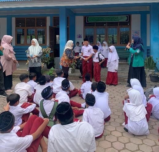 KOLABORASI MAHASISWA FAKULTAS KEPERAWATAN DAN FAKULTAS KEDOKTERAN USK DALAM KEGIATAN SIMULASI BENCANA DI SEKOLAH BINAAN