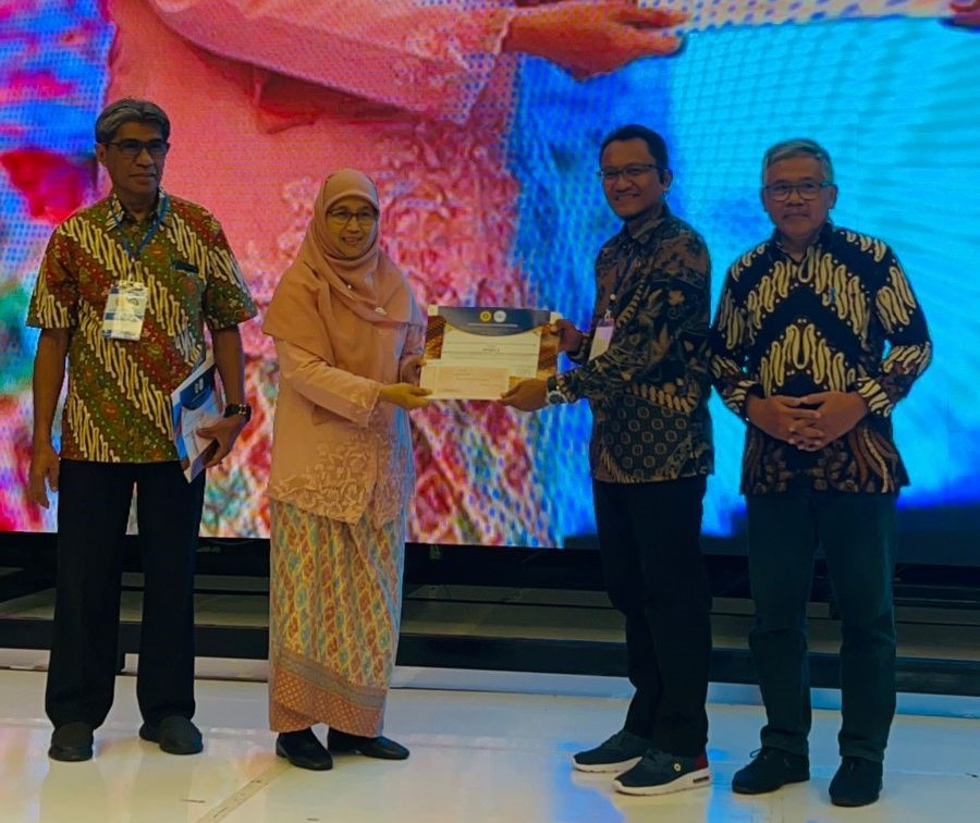 KOORDINATOR PRODI PENDIDIKAN PROFESI NERS FAKULTAS KEPERAWATAN USK RAIH JUARA 2 DI PEKAN ILMIAH TAHUNAN (PIT) VII YANG DIADAKAN OLEH HIMPUNAN PERAWAT MANAJER INDONESIA