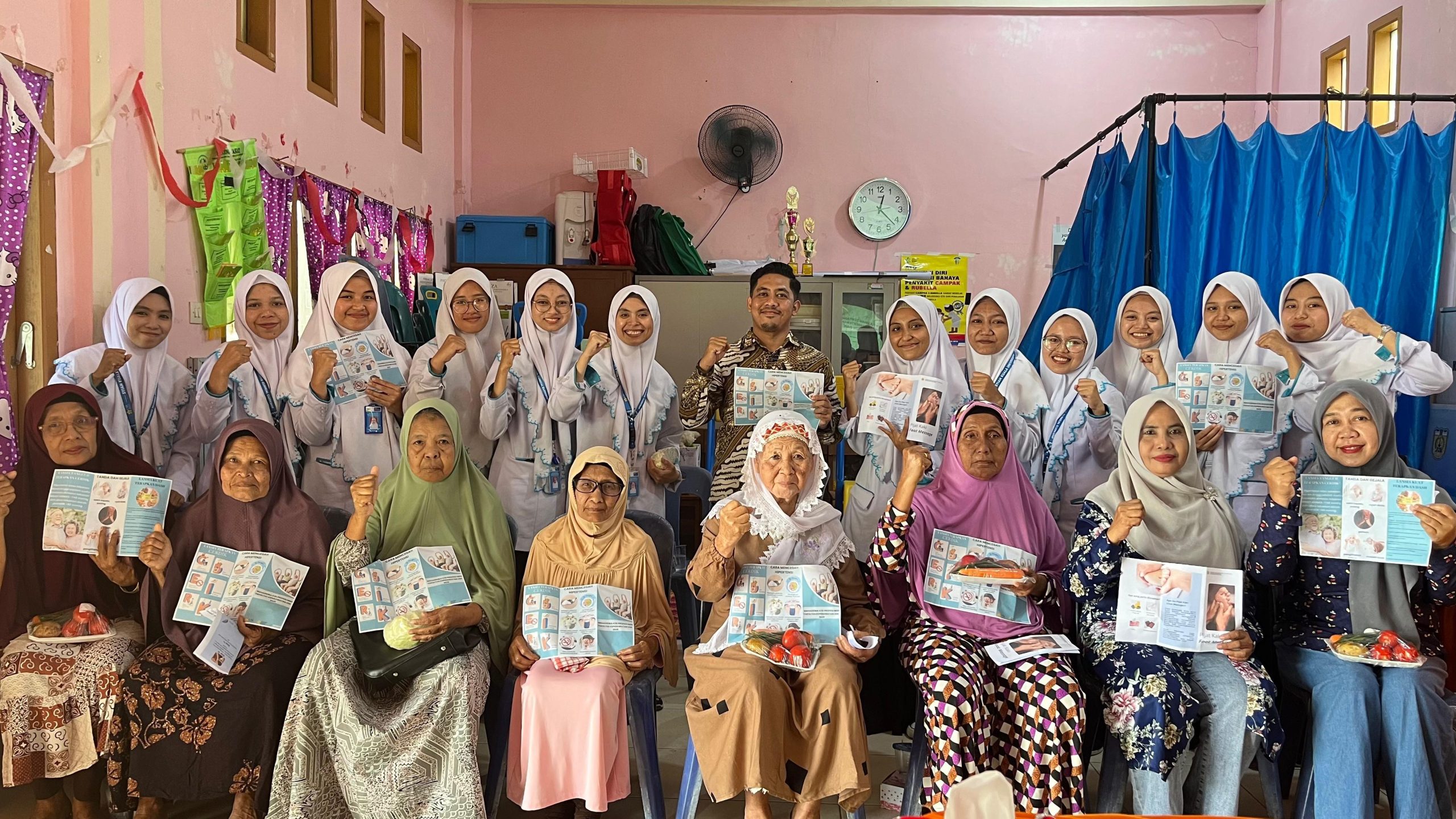 SEHAT DI USIA SENJA: MAHASISWA KEPERAWATAN USK BERI EDUKASI HIPERTENSI DAN FOOT MASSAGE UNTUK LANSIA