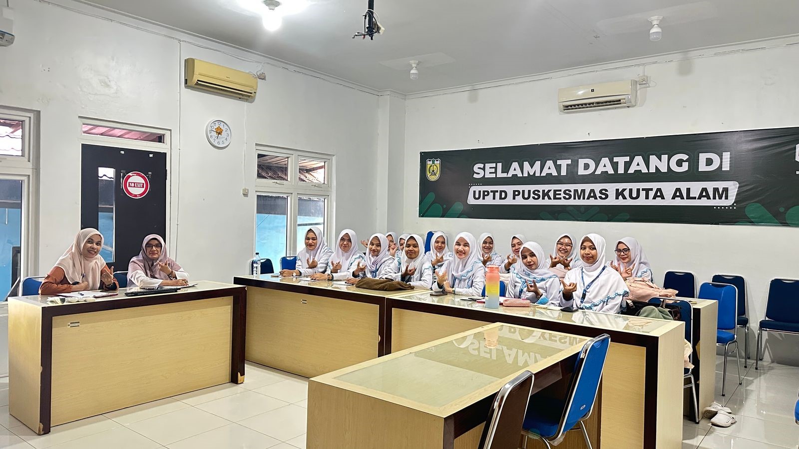 PENYERAHAN MAHASISWA STASE GERONTIK DI GAMPONG PEUNAYONG, KECAMATAN KUTA ALAM, KOTA BANDA ACEH