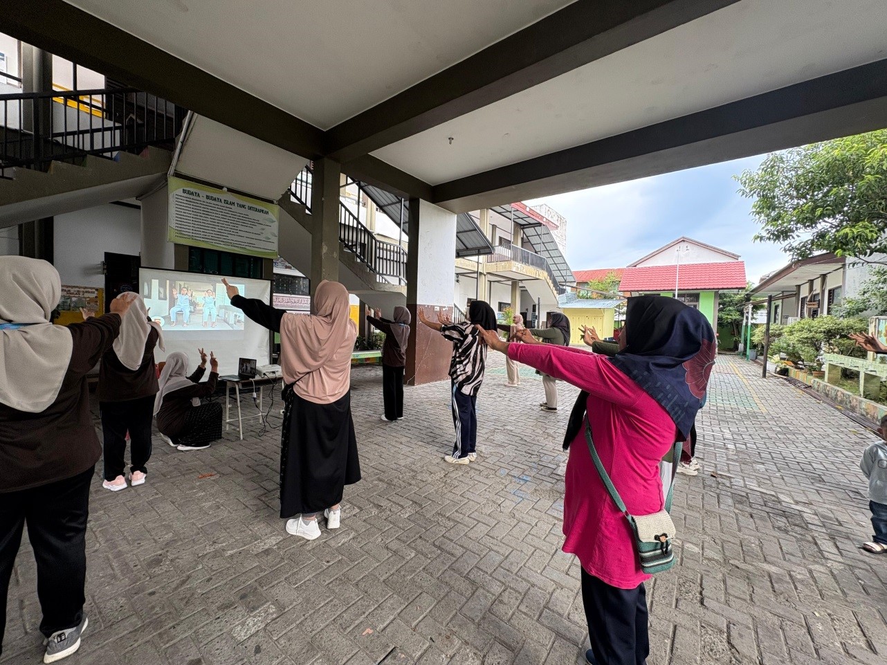 DEMONSTRASI SENAM REMATIK PADA LANSIA GAMPONG LAKSANA