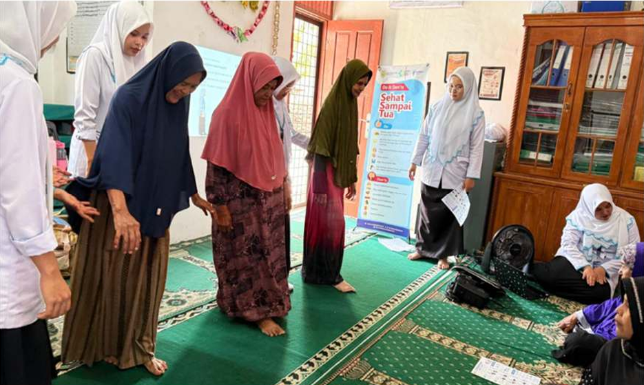 CEGAH RESIKO JATUH, MAHASISWA PROFESI NERS USK KENALKAN LATIHAN KESEIMBANGAN OTAGO PADA LANSIA DI DESA PEUYERAT, KOTA BANDA ACEH