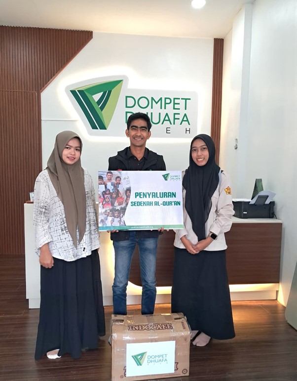 Dompet Dhuafa Aceh Salurkan Bantuan Al-Qur’an Untuk Mendukung Gempar 14 FKep USK