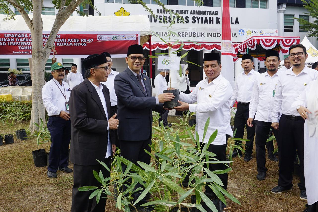 PERINGATI HARDIKDA DAN DIES NATALIS KE-13, FKEP USK TANAM POHON SEBAGAI SIMBOL SEMANGAT BARU DAN KAMPUS BERKELANJUTAN